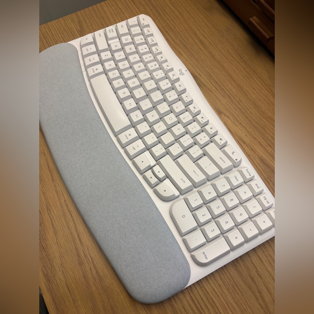 Logitech Wave Keys for Mac - Bluetooth ergonomic keyboard in off white - Picture 4 of 6